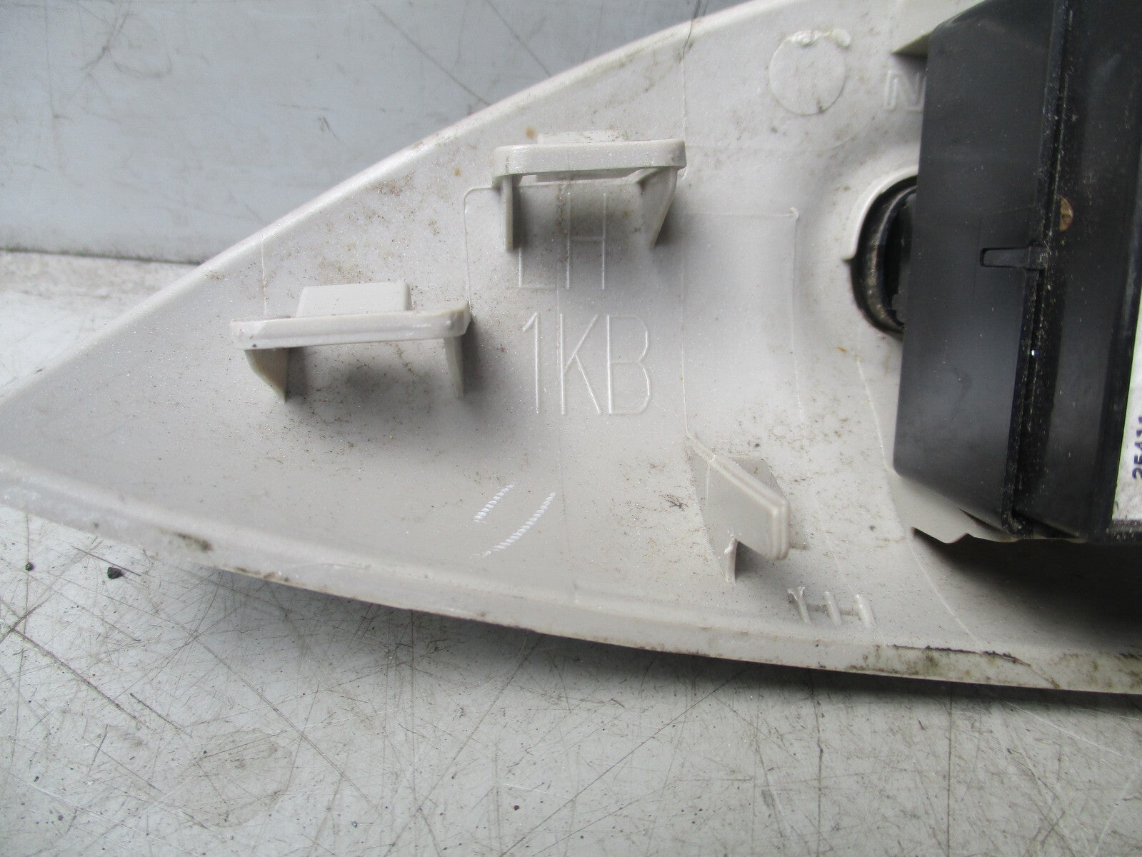 NISSAN JUKE F16 2016 NSF PASSENGER SIDE LEFT DOOR FRONT WINDOW SWITCH 254111KA5A