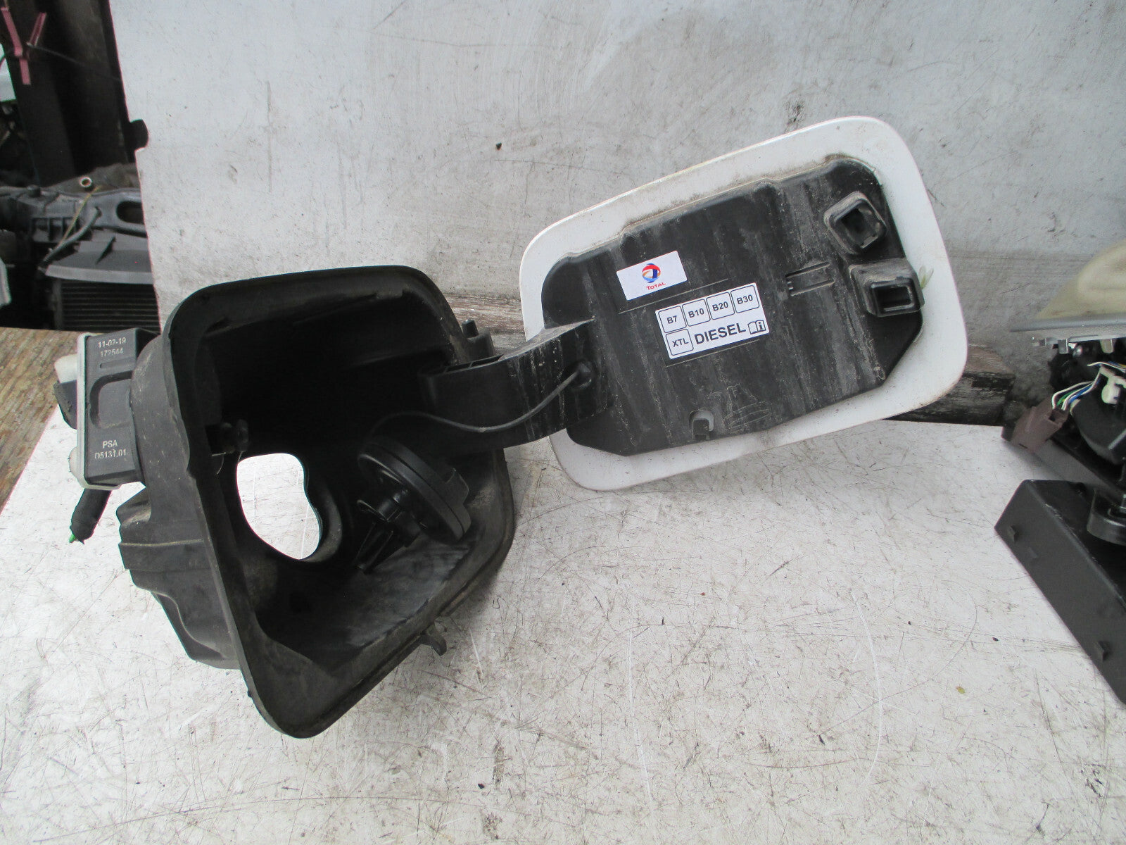 CITROEN C5 AIRCROSS 2019 1.5 DIESEL FUEL FILLER CAP FLAP WHITE