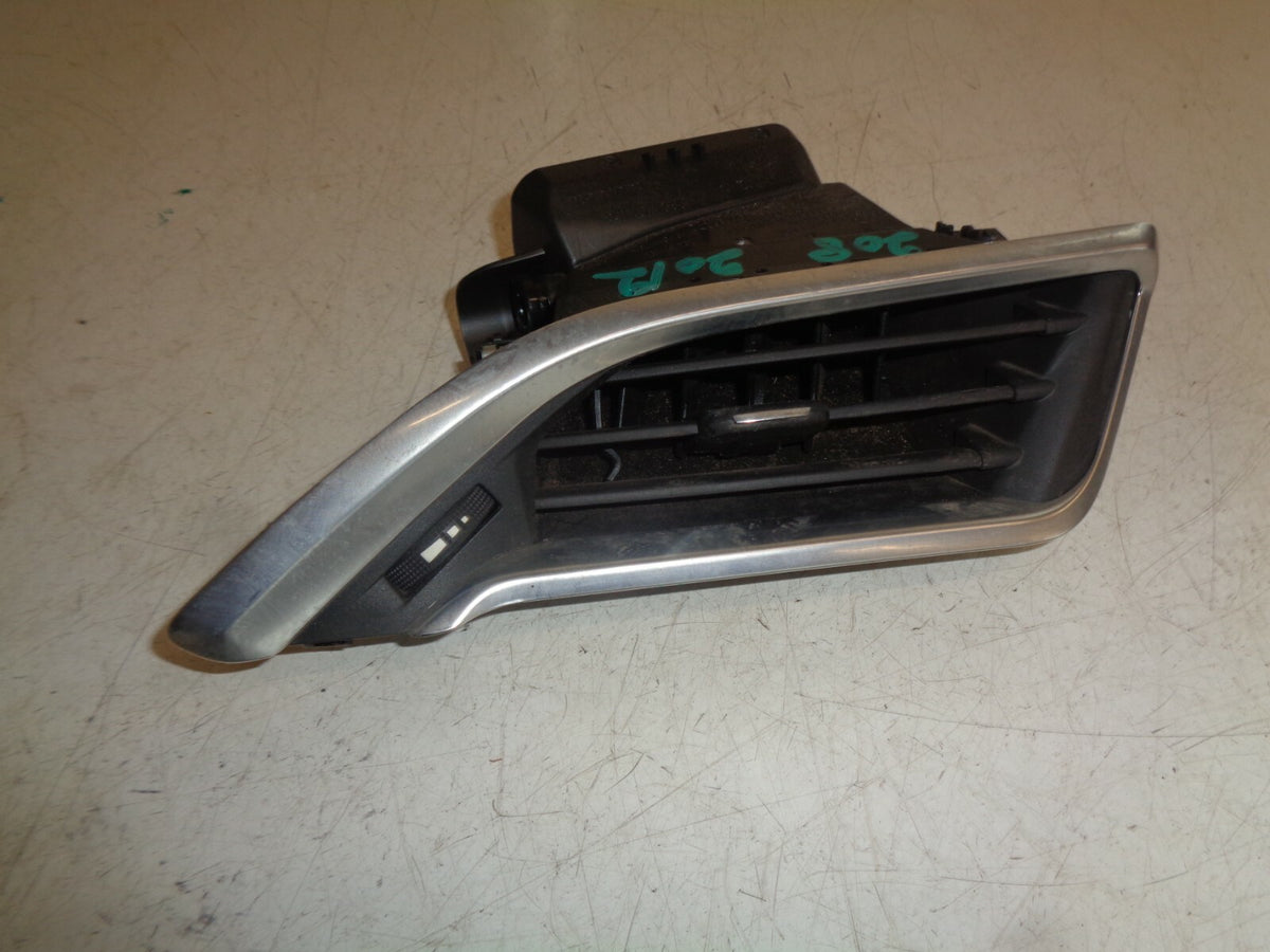 PEUGEOT 208 2012 OS DRIVER SIDE FRONT DASH AIR VENT 9673131677