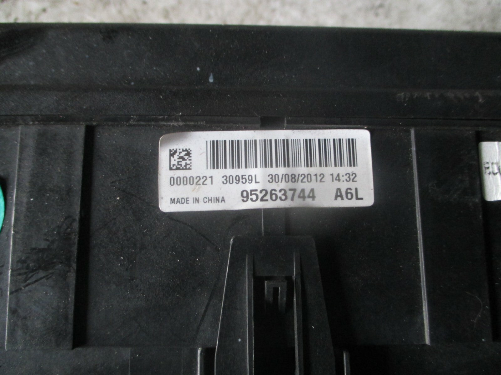 VAUXHALL MOKKA 2013 MK1 J13 FUSE BOX 95363744
