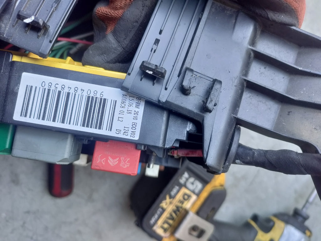 CITROEN C4 CACTUS 2019 UNDER BONNET FUSE BOX 9804848580