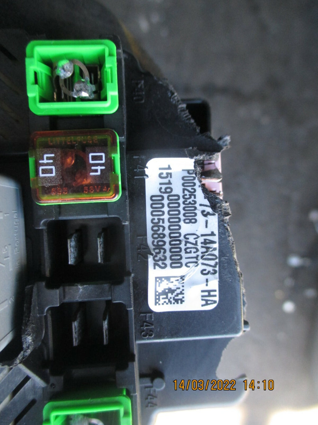 JAGUAR XE 2019 2.0 PETROL FUSE RELAY BOX GX73-14A073-HA DAMAGED