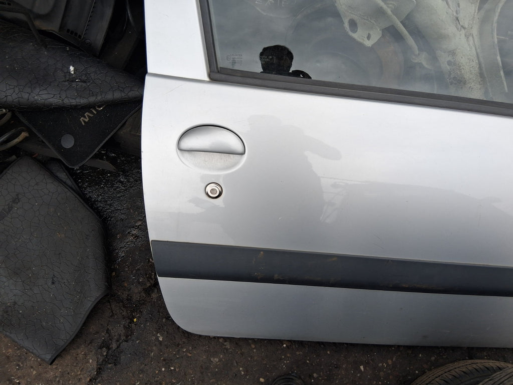 2008 TOYOTA AYGO MK1 3 DOOR OSF DRIVER SIDE FRONT RIGHT COMPLETE DOOR SILVER