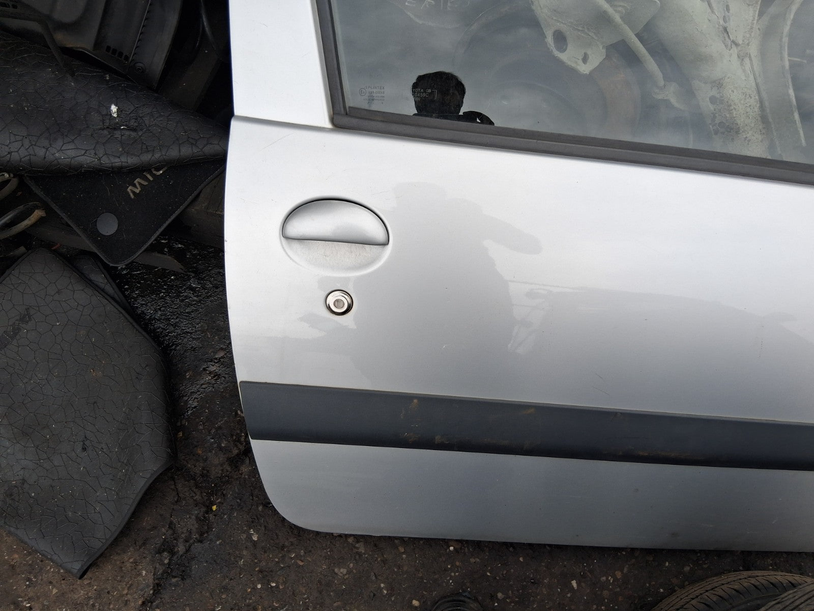 2008 TOYOTA AYGO MK1 3 DOOR OSF DRIVER SIDE FRONT RIGHT COMPLETE DOOR SILVER