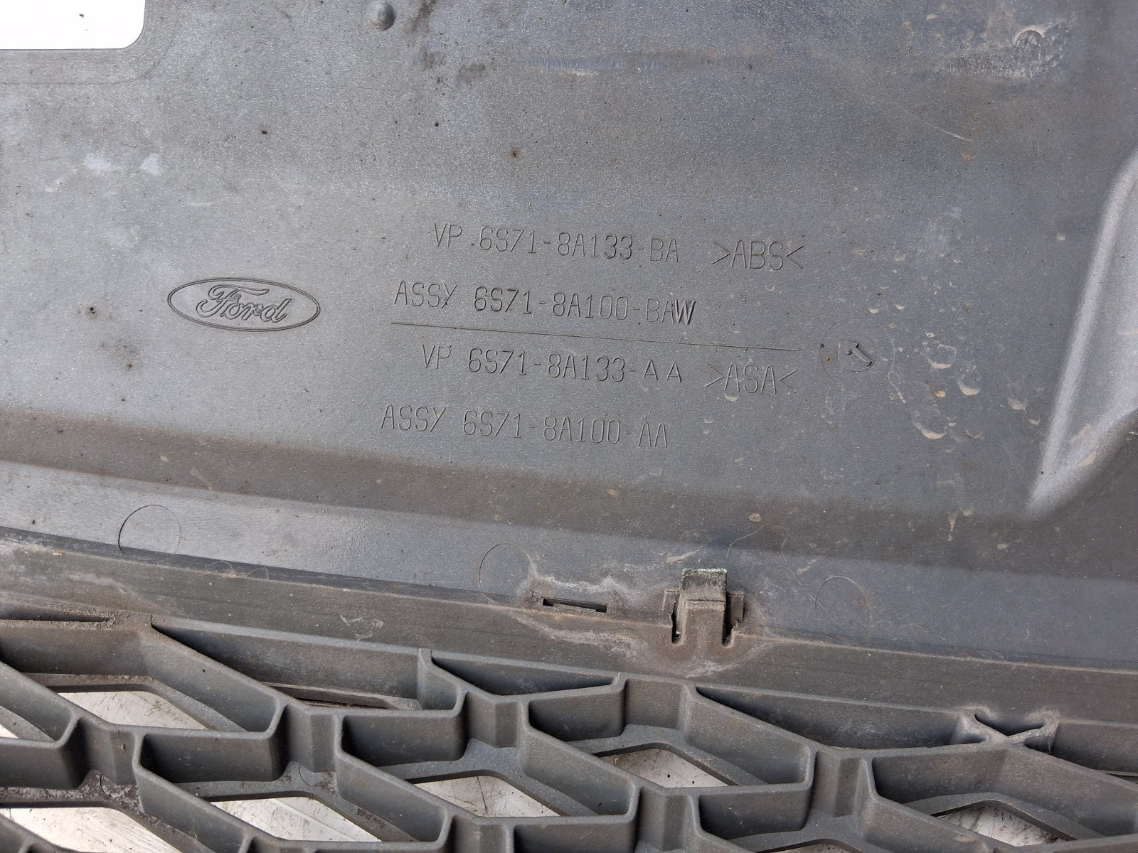 2005 FORD MONDEO MK3 FRONT BUMPER GRILL DAMAGED 6S718A133