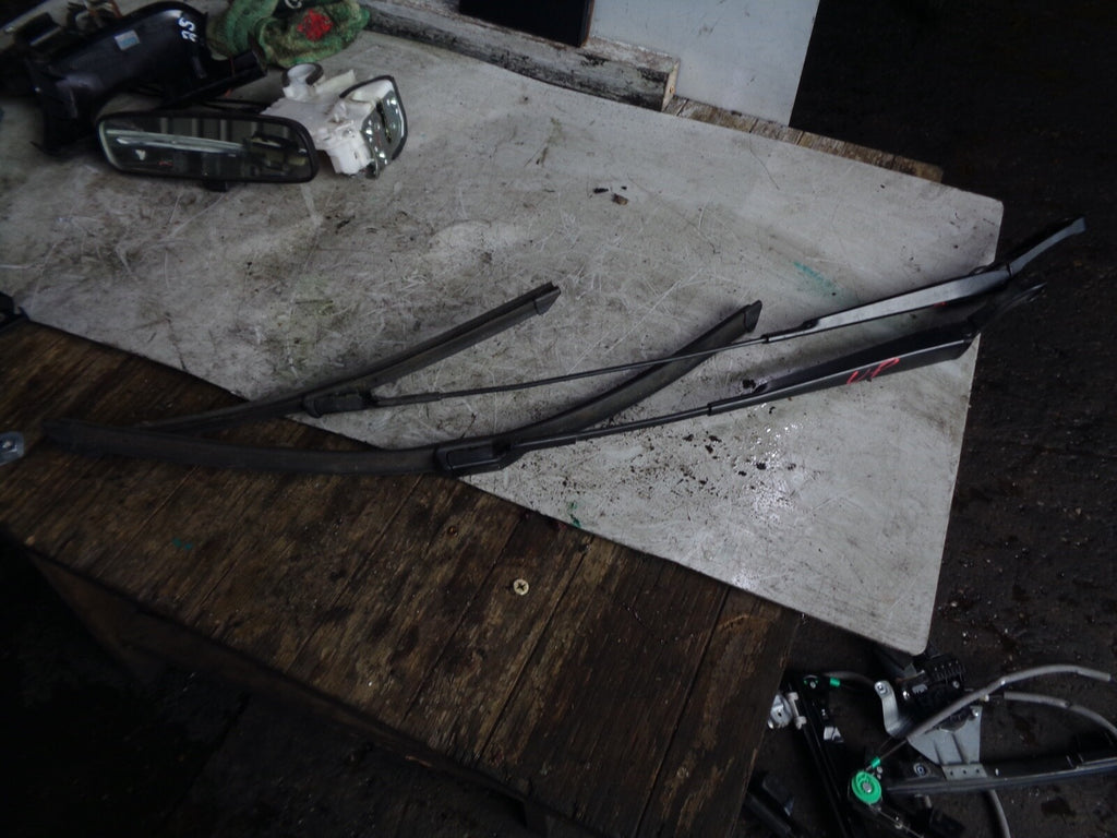 VW VOLKSWAGEN UP 2017 FRONT WIPER ARM PAIR 1S2 955 409