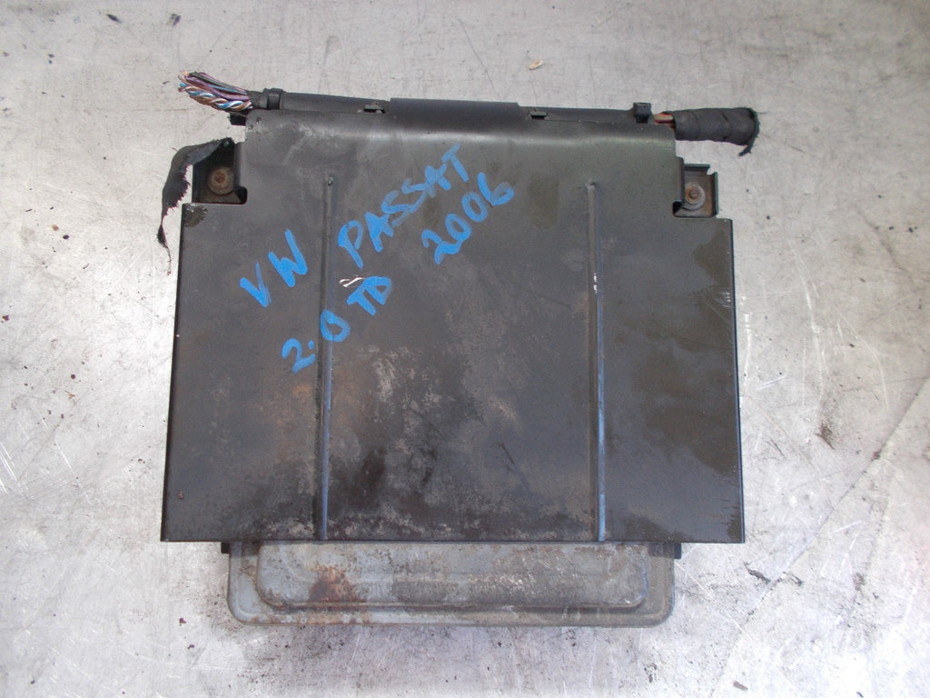 VOLKSWAGEN PASSAT B6 2005 ENGINE ECU & ENGINE ECU HOLDER 3C0906216