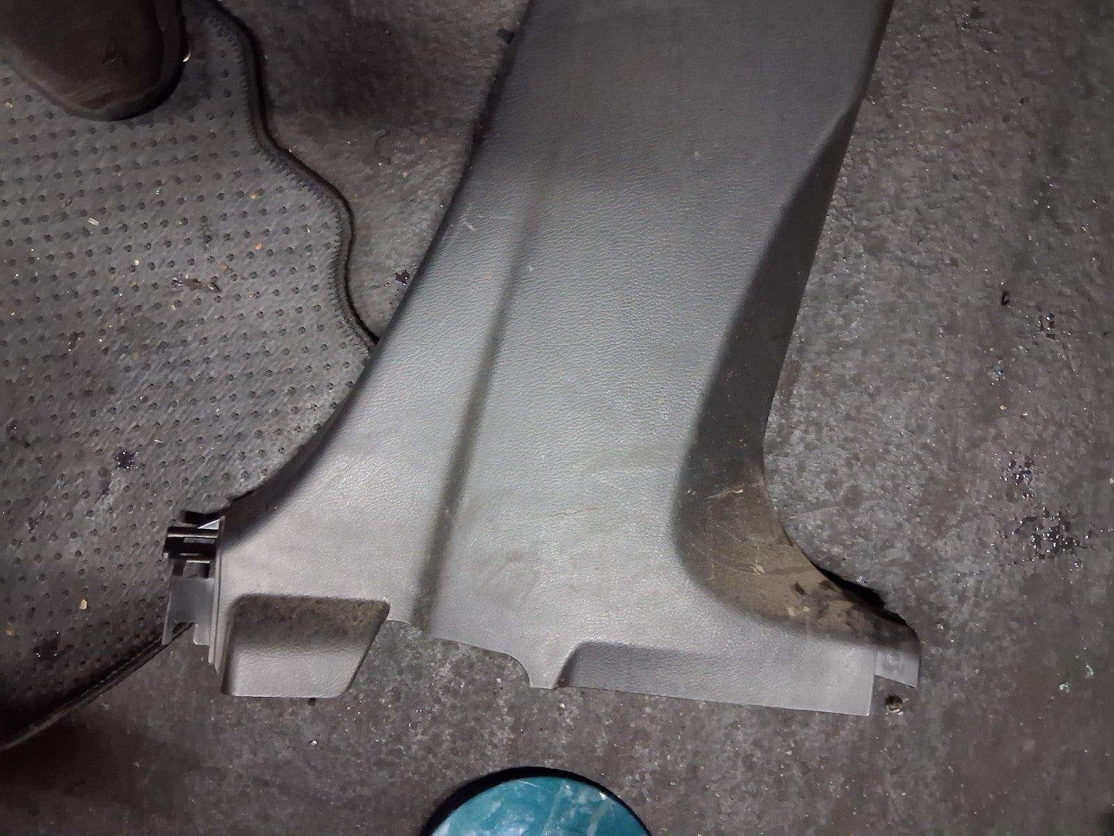 2022 SUZUKI VITARA MK4 OS DRIVER SIDE RIGHT LOWER B PILLAR TRIM PANEL 7623154P0