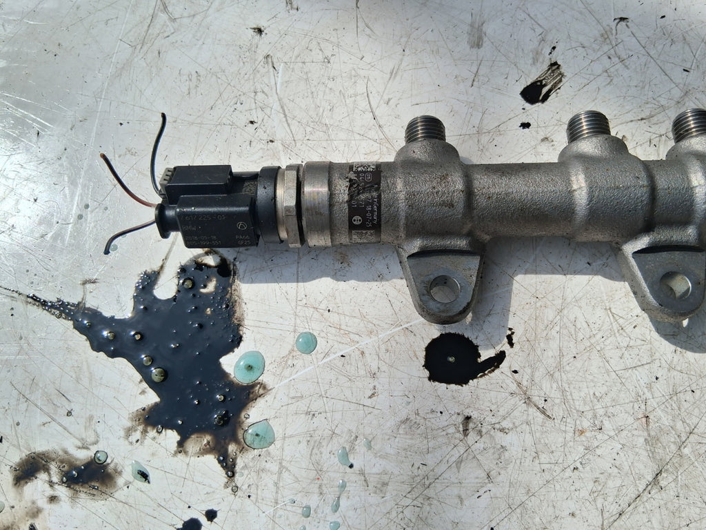2018 BMW X1 F48 2.0 DIESEL INJECTOR FUEL RAIL