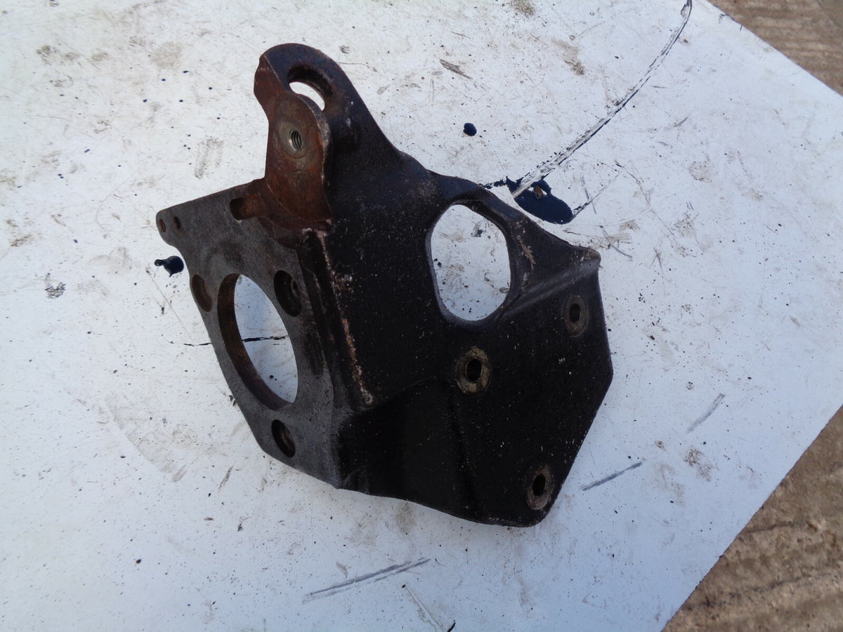 VW LT35 TRANSPORTER T4 2.5 TDI 19962006 ENGINE MOUNT SUPPORT BRACKET 074130147C