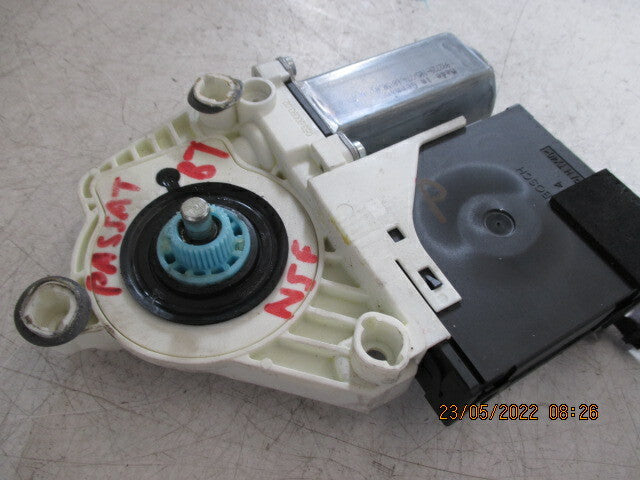 VW VOLKSWAGEN PASSAT B6 B7 NSF PASSENGER SIDE FRONT WINDOW MOTOR 1K0959702P