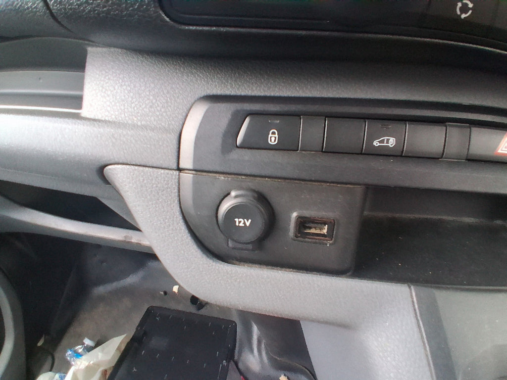 2019 CITROEN DISPATCH VIVARO MK3 12V POWER SOCKET OUTLET