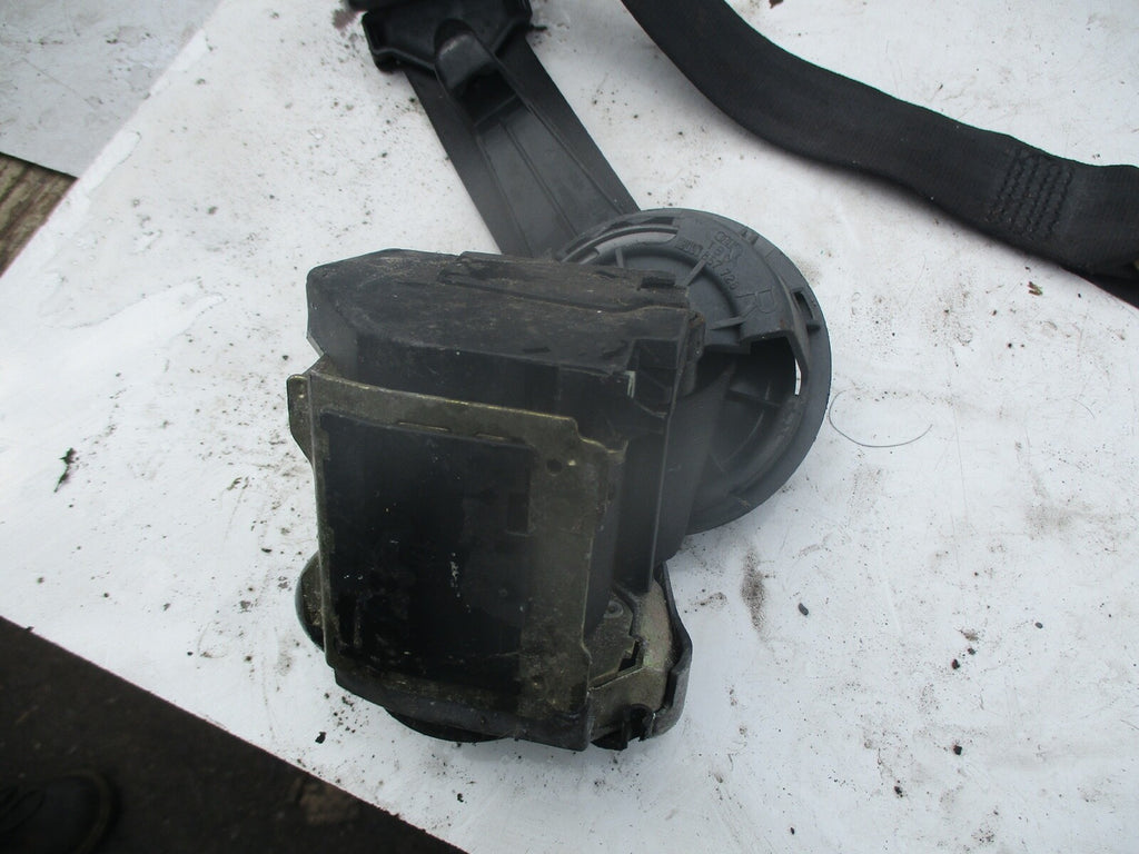 A8 D2 4D (MK1) 1994-2002 PASSENGER NEAR SIDE REAR SEAT BELT 8D0857727