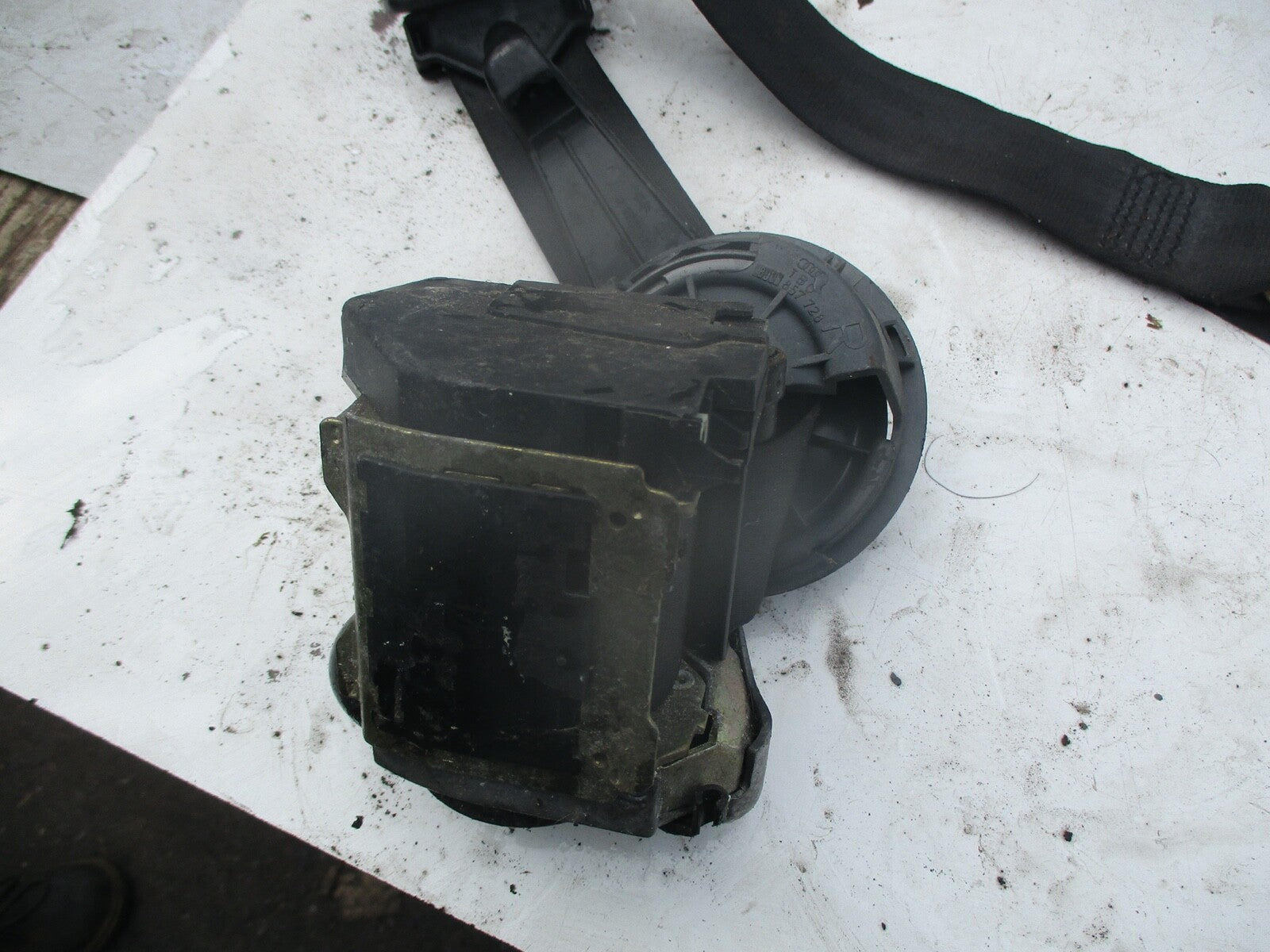 A8 D2 4D (MK1) 1994-2002 PASSENGER NEAR SIDE REAR SEAT BELT 8D0857727