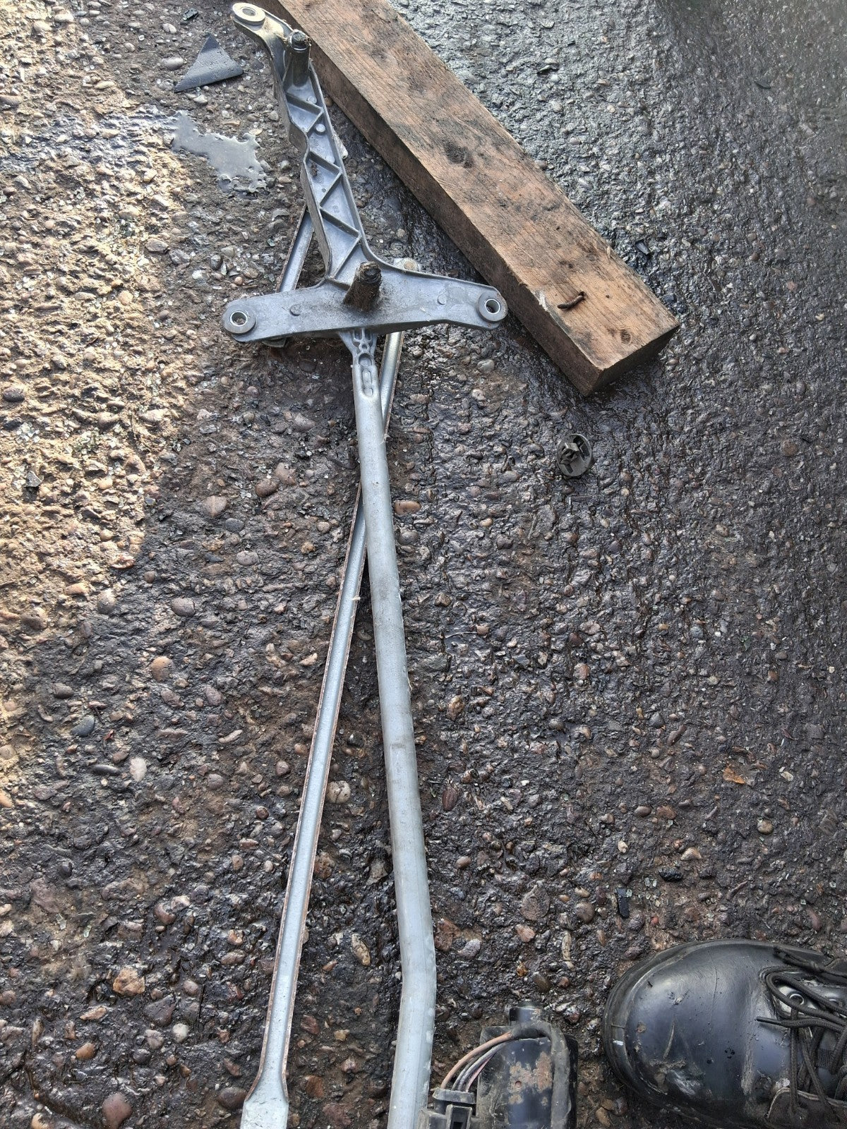 2007 MERCEDES BENZ VITO W639 FRONT WINDSCREEN WIPER MOTOR LINKAGE A6398200040