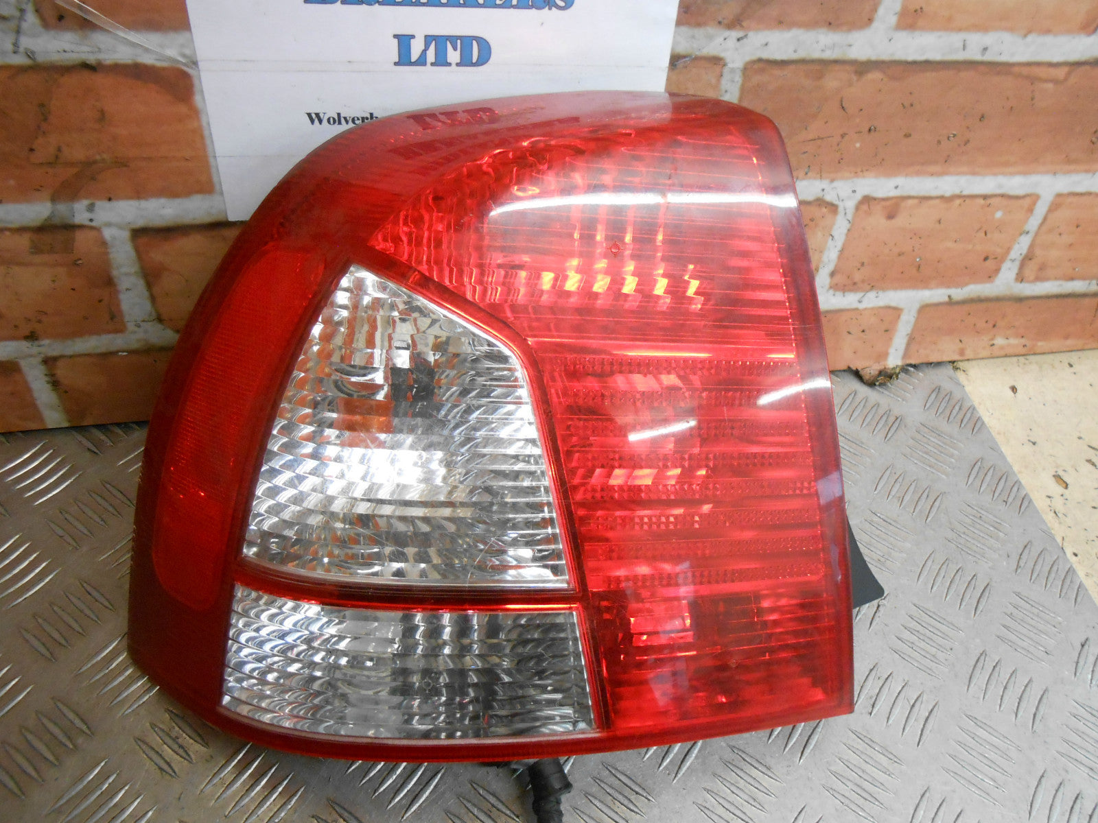 KIA SHUMA MK1 2002 NSR PASSENGER SIDE REAR BRAKE TAIL LIGHT CLUSTER UNIT