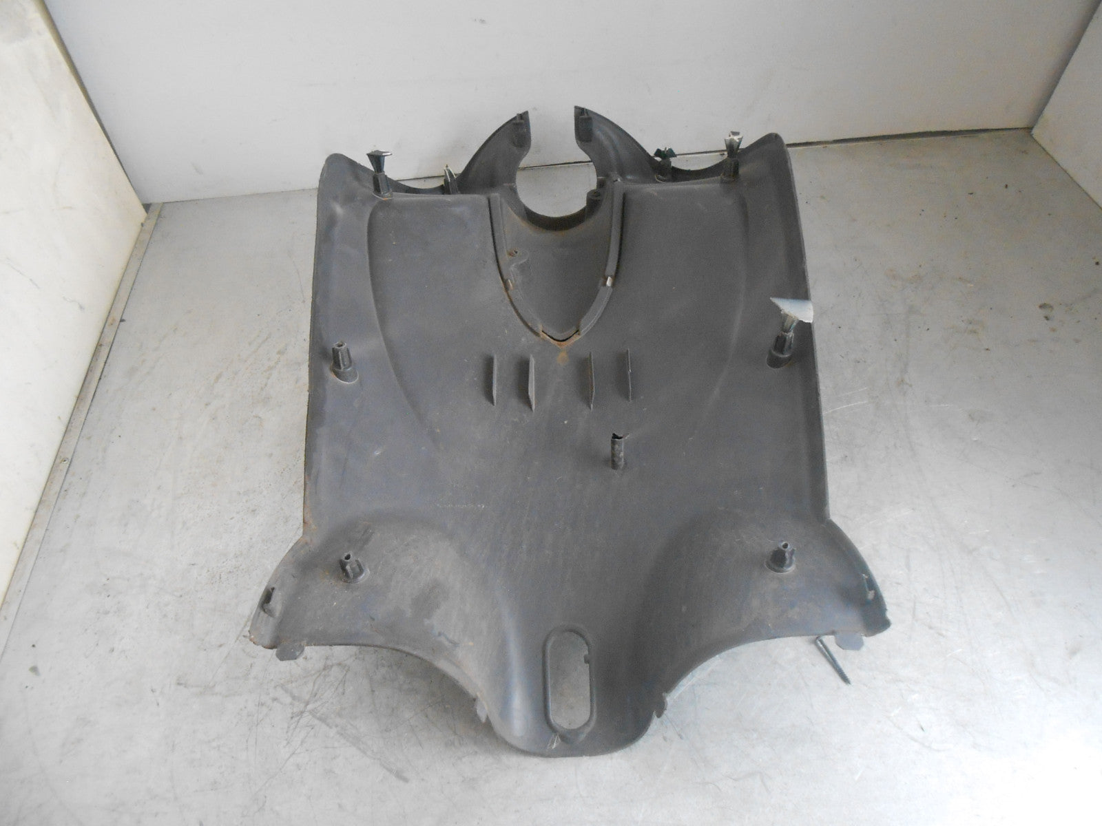 PEUGEOT LOOXOR 100 2001 FRONT INNER PLASTIC FAIRING SHIELD GREY 1174155000