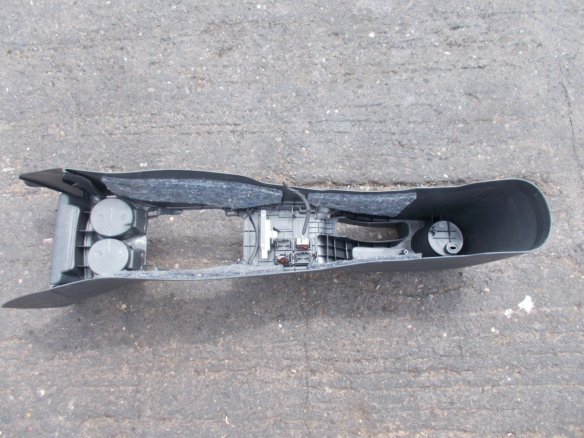 TOYOTA URBAN CRUISER 2016 CENTRE CONSOLE & CUPHOLDERS 5890152050/ 5881152020