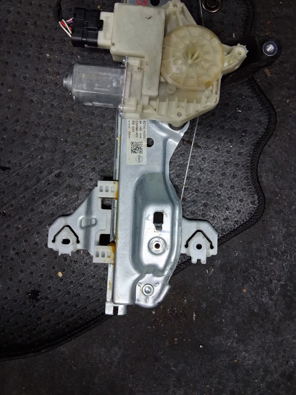 2020 NISSAN QASHQAI J11 MK2 OSR DRIVER SIDE WINDOW MOTOR REGULATOR 82700HV00C