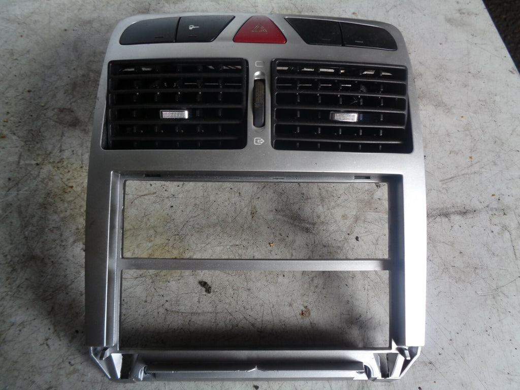 PEUGEOT 307 2007 CENTRE CONSOLE AIR VENT SURROUND TRIM HAZARD SWITCH M33906