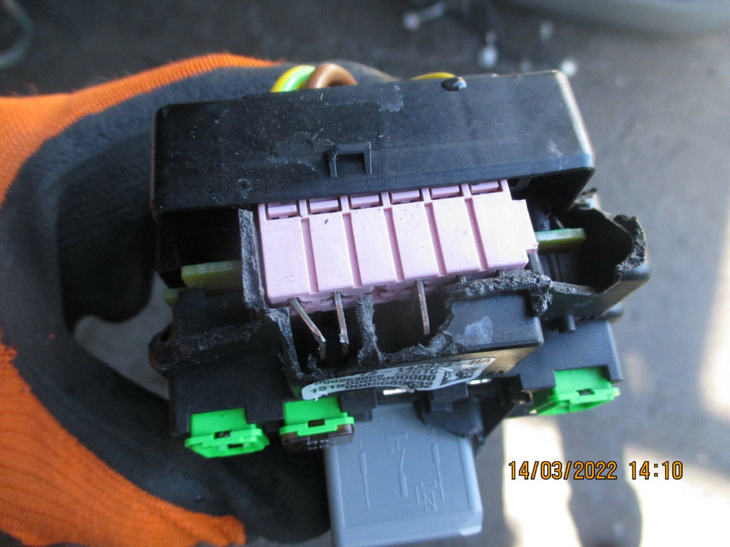 JAGUAR XE 2019 2.0 PETROL FUSE RELAY BOX GX73-14A073-HA DAMAGED