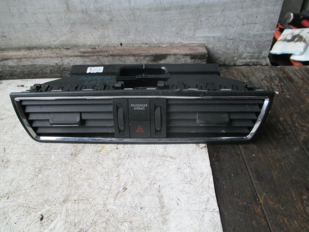 2017 SEAT TOLEDO MK4 FRONT CENTRE CONSOLE DASHBOARD AIR VENT 5JA820951