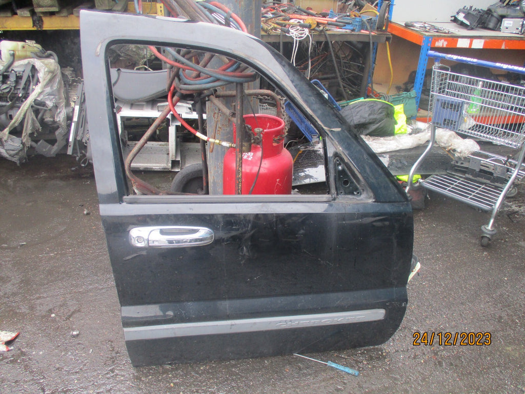 2006 JEEP CHEROKEE OSF DRIVER SIDE FRONT BARE DOOR BLACK