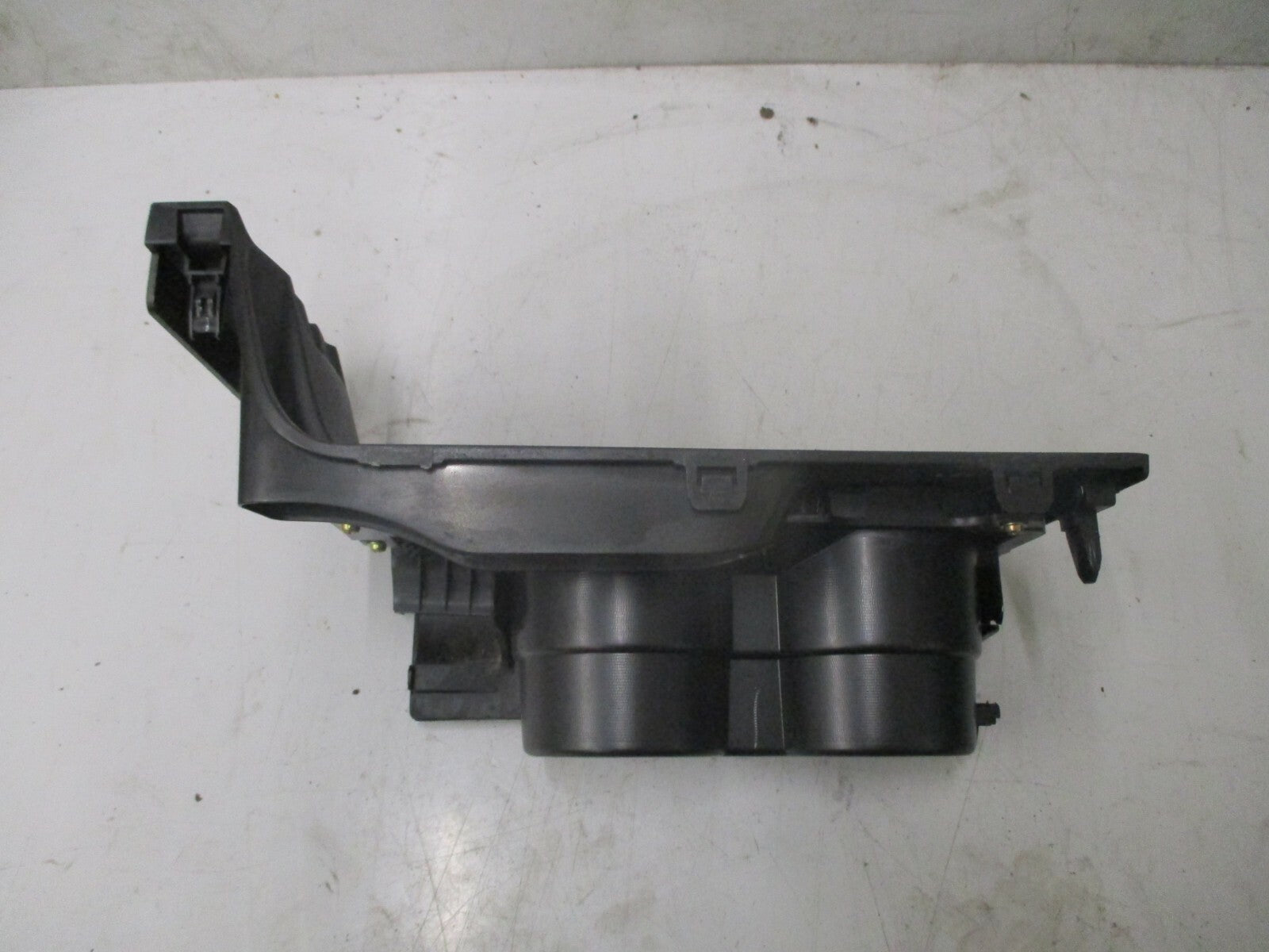 MAZDA 3 TS 2004 CENTRE CONSOLE CUP DRINKS HOLDER PLASTIC STORAGE CUBBY BP4K64361