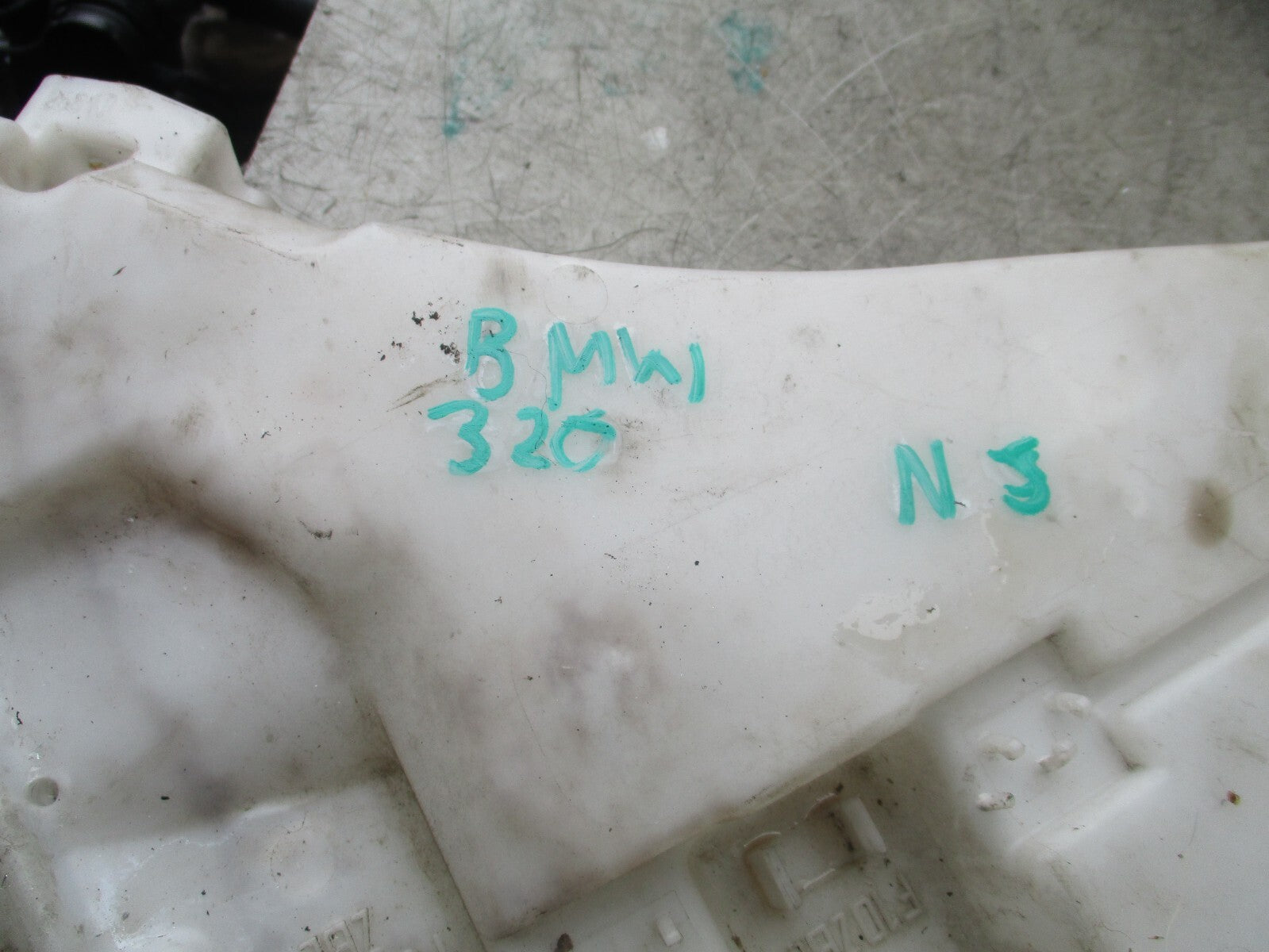 2012 BMW 320D NS PASSENGER SIDE WASHER BOTTLE AND PUMP WASHER TANK 132640-11