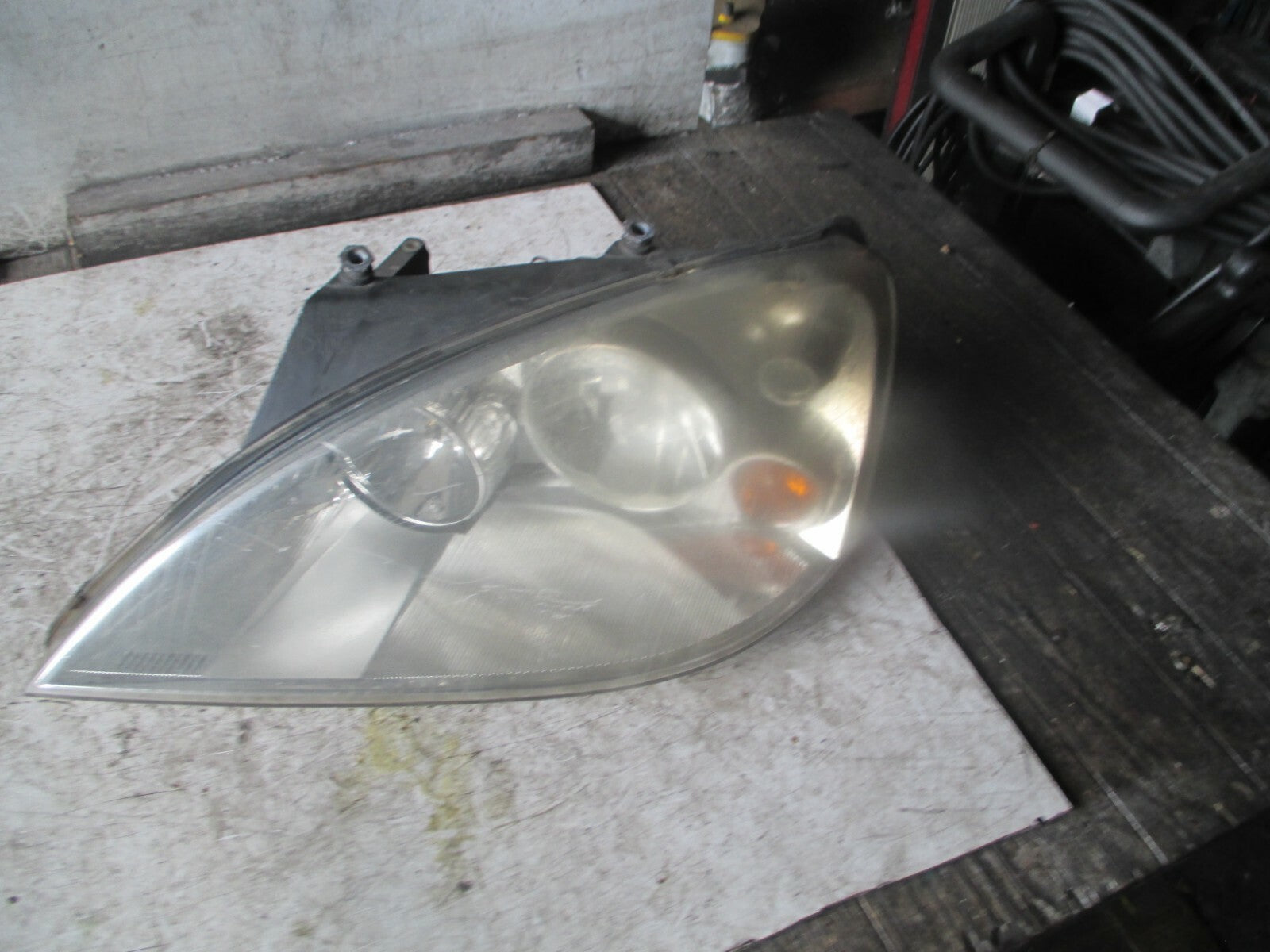 FORD GALAXY 2005 MK2 NSF FRONT PASSENGER SIDE HEADLIGHT HEADLAMP 0301183601