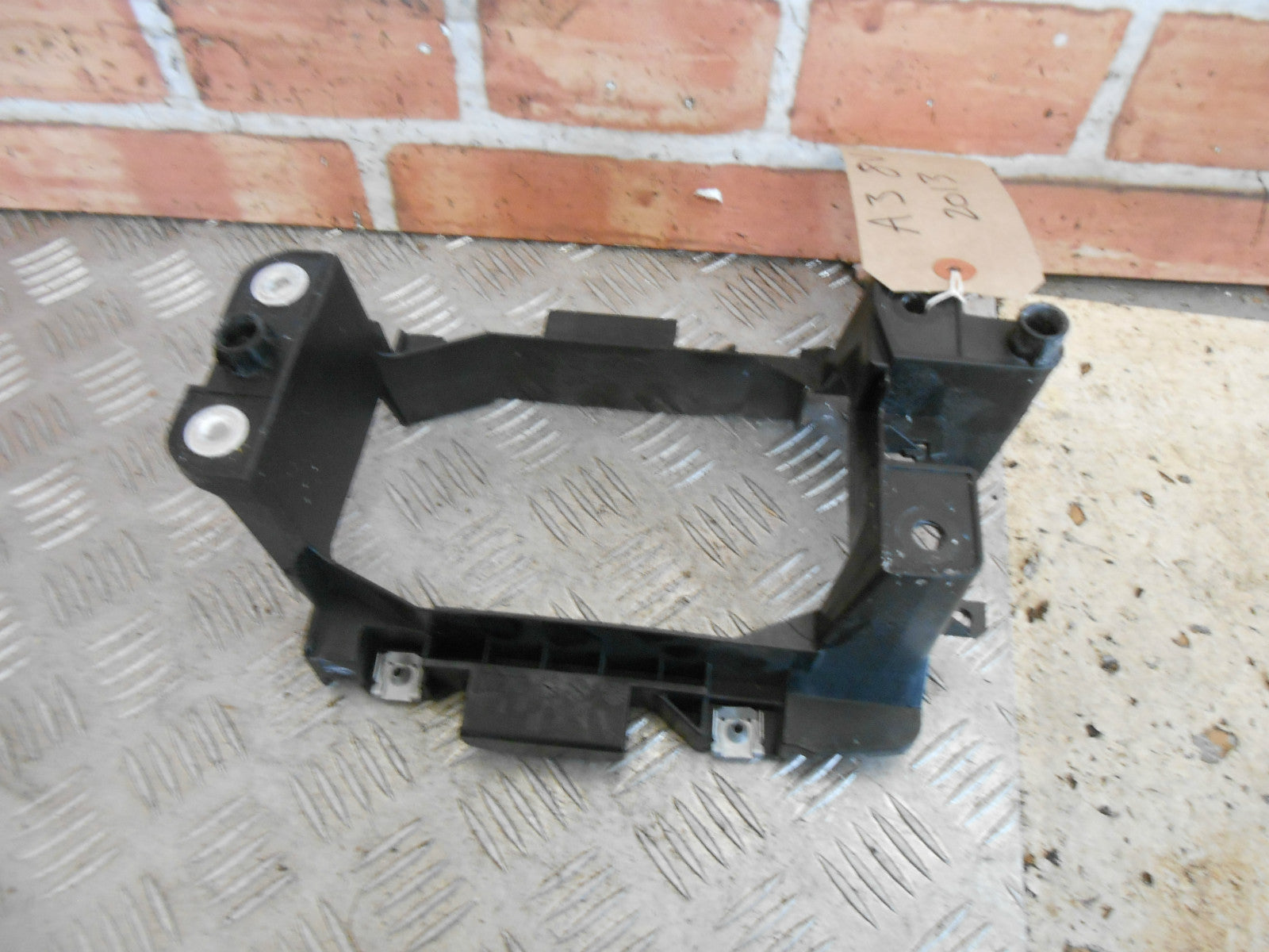AUDI A3 8V 2013 GEAR STICK LEVER SURROUND MOUNTING BRACKET SUPPORT 8V0863531