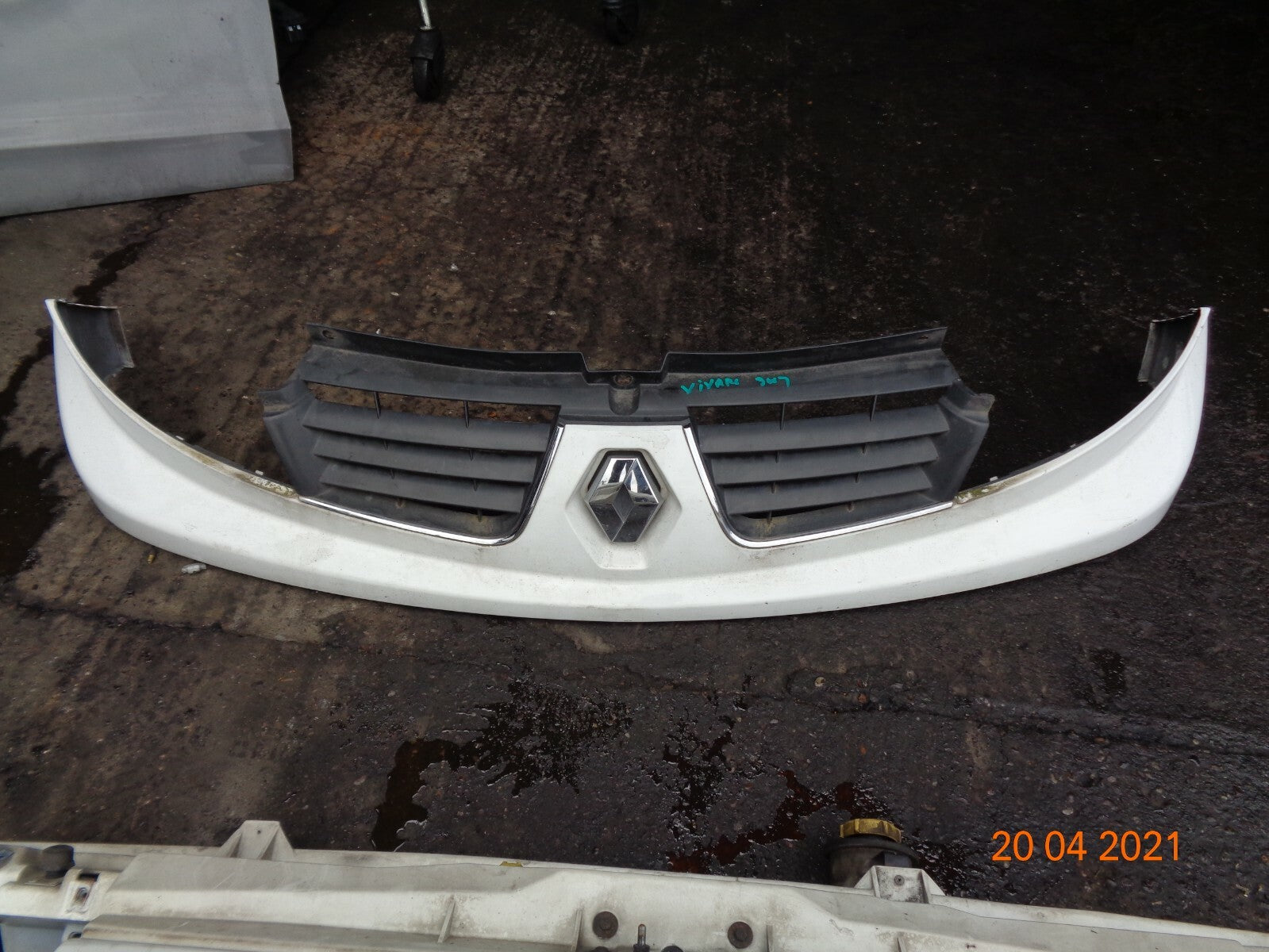 VAUXHALL VIVARO VAN 2007 FRONT GRILL GRILLE PANEL WHITE PLASTIC TRIM