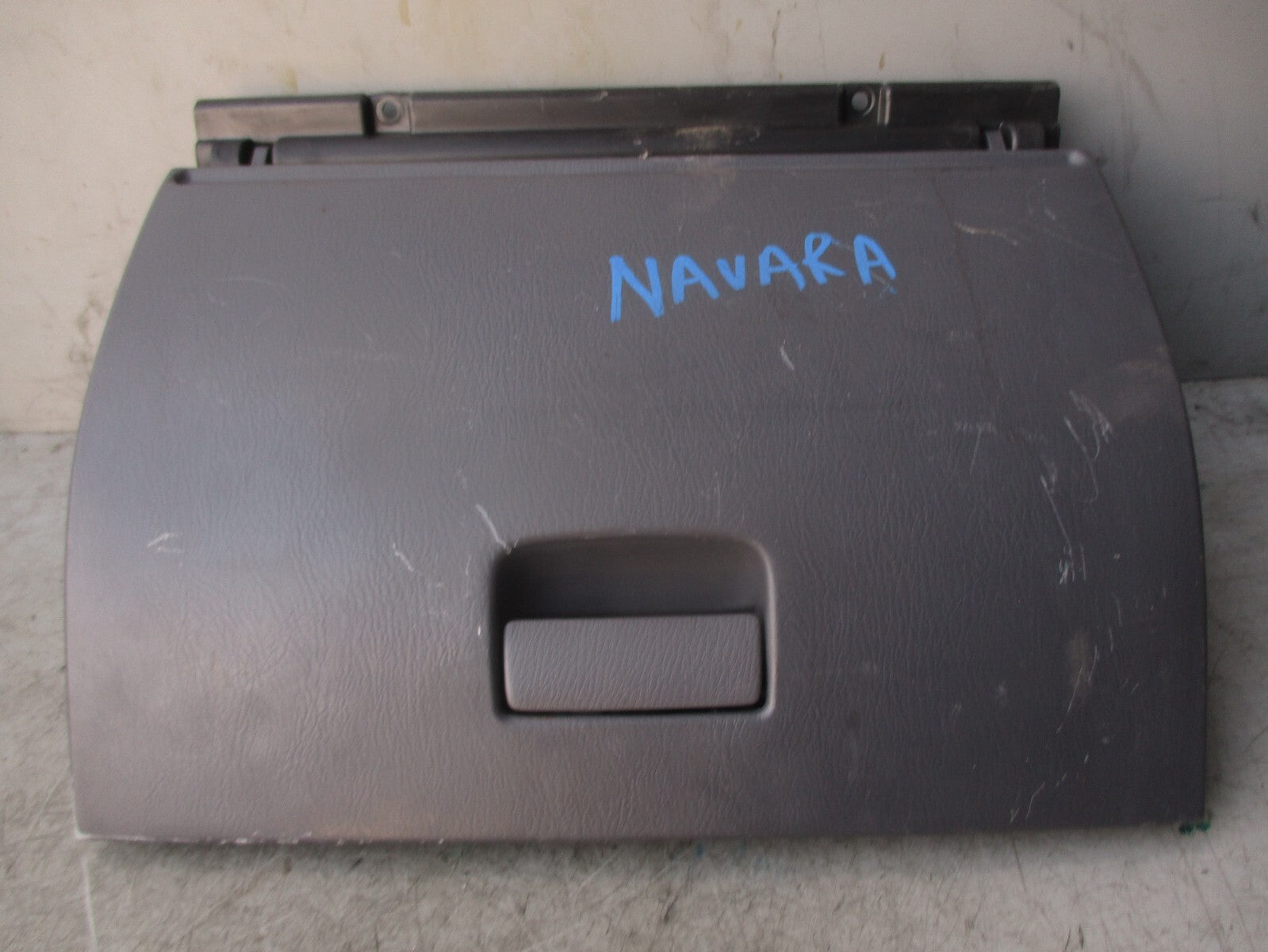 2002 NISSAN NAVARA D22 STORAGE GLOVE BOX COMPARTMENT 68520VJ200