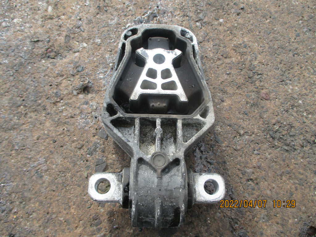 MERCEDES BENZ A CLASS W176 2016 ENGINE MOUNTING BRACKET A2462401209