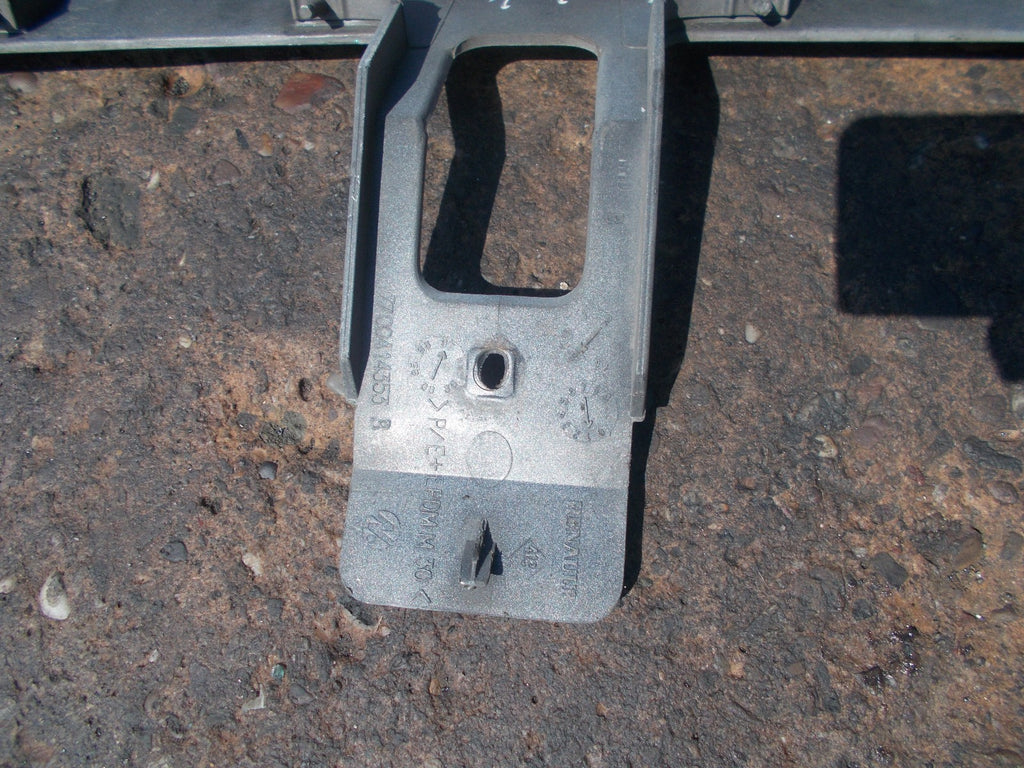 RENAULT LAGUNA MK2 2001 FRONT BUMPER UPPER PANEL 7700414353B SILVER