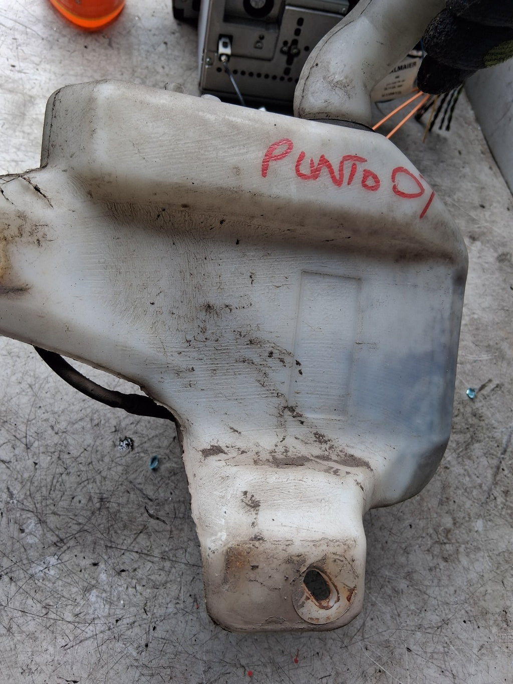2007 FIAT GRANDE PUNTO FRONT WINDSCREEN WASHER BOTTLE RESERVOIR 55702892