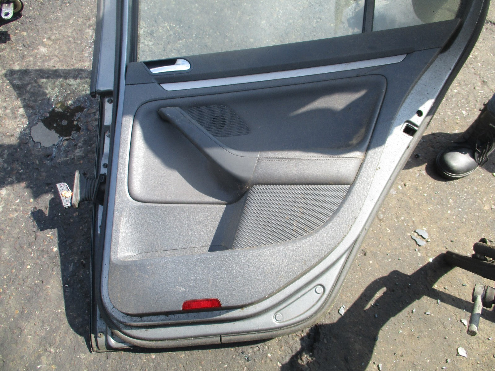 VW VOLKSWAGEN GOLF MK5 2005 HATCH OSR DRIVER SIDE REAR COMPLETE DOOR GREY