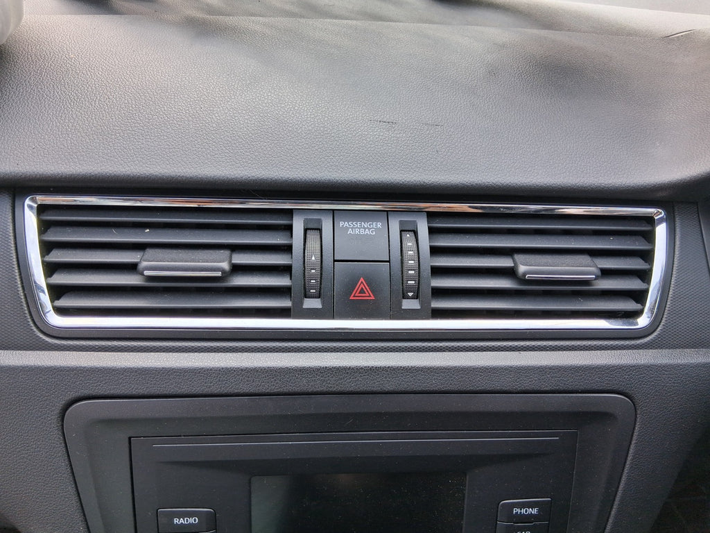 SEAT TOLEDO MK4 2018 DASHBOARD CENTRE AIRVENT TRIM HAZARD SWITCH