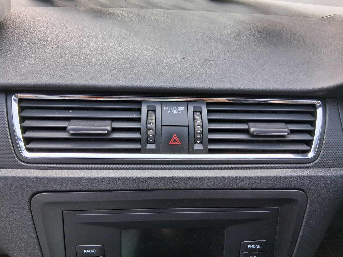 SEAT TOLEDO MK4 2018 DASHBOARD CENTRE AIRVENT TRIM HAZARD SWITCH
