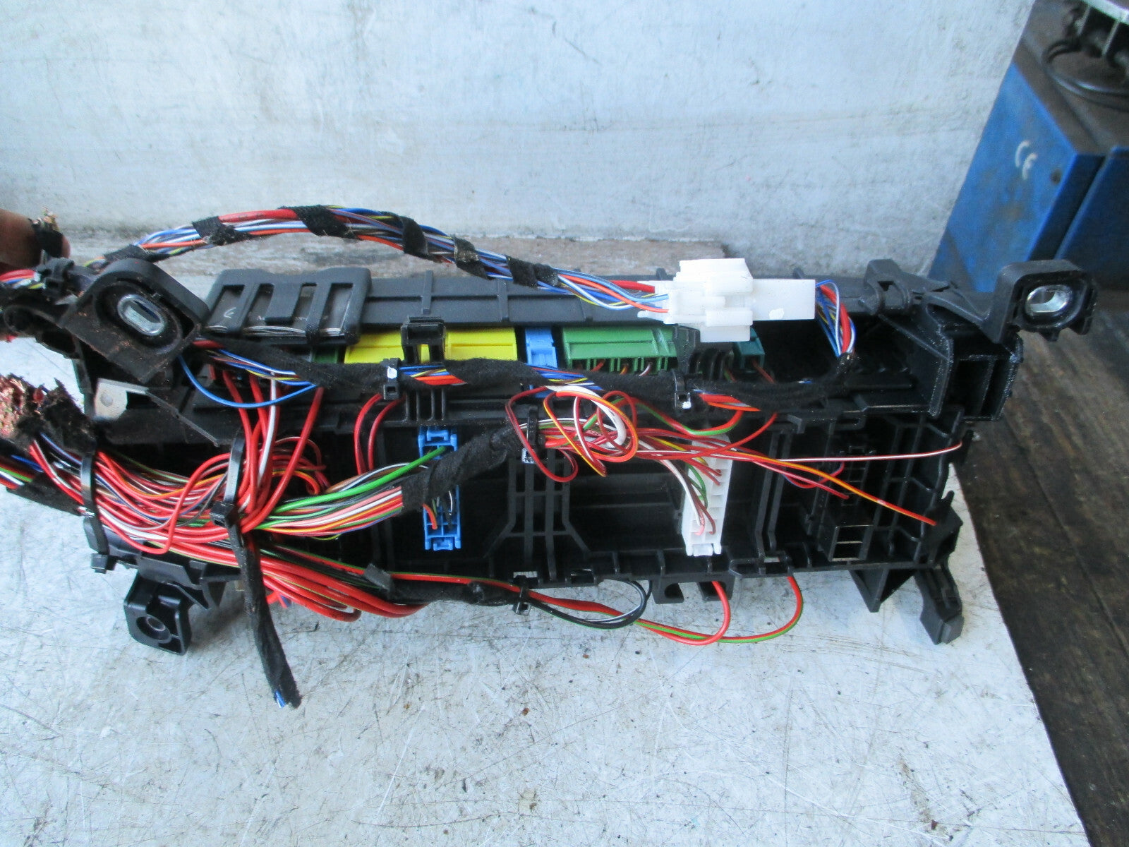 MERCEDES GLA MK1 X156 2019 PASSENGER SIDE FRONT FUSE BOX A2465400140