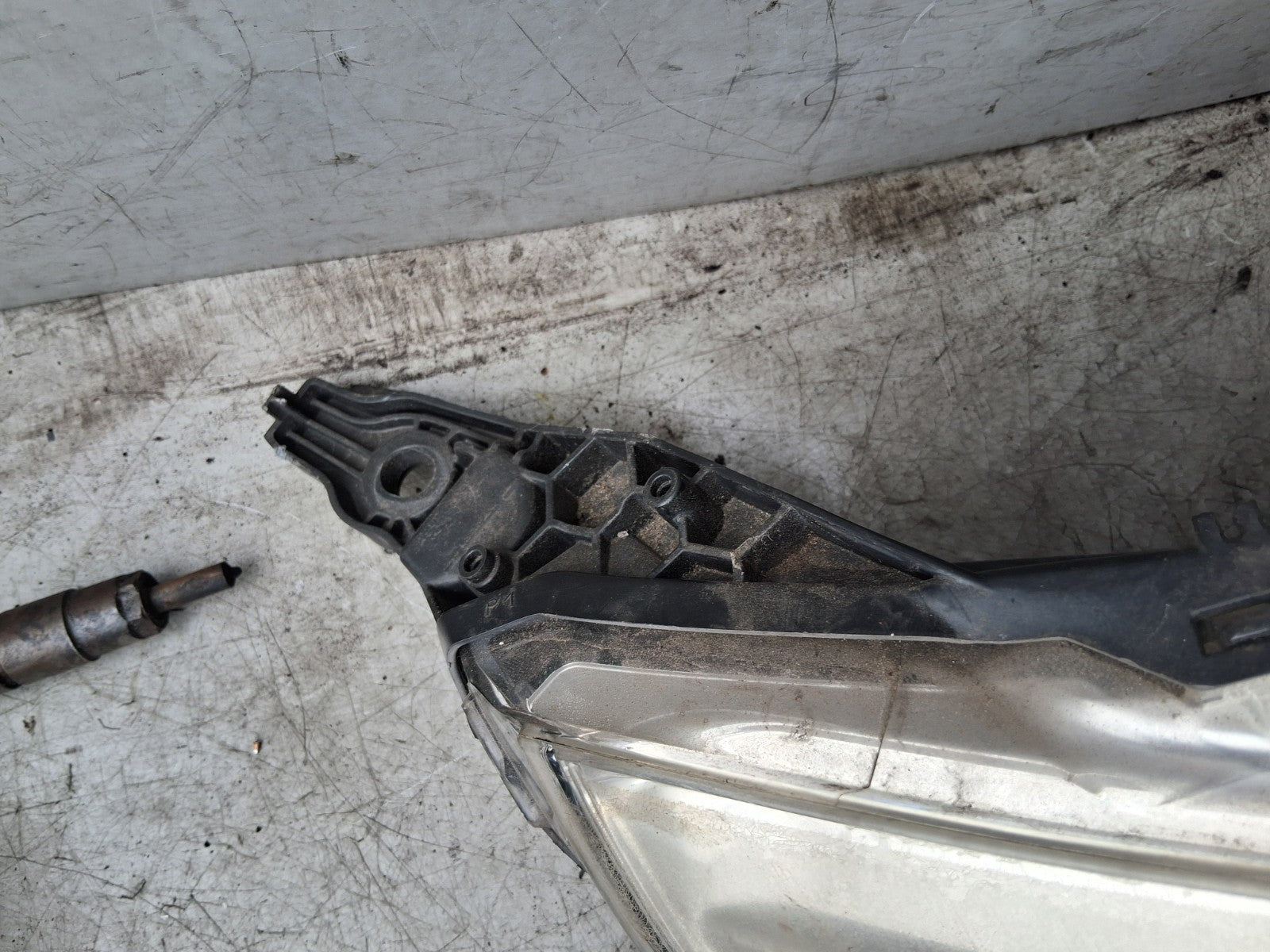 2012 PEUGEOT 208 OSF DRIVER SIDE FRONT HEADLIGHT HEADLAMP 9802221380