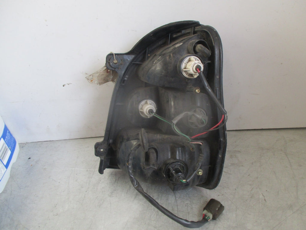 kia sedona 2000 nsr near side rear pasenger side rear light