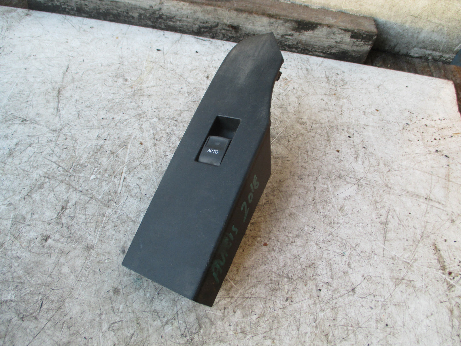 TOYOTA AURIS 2018 MK2 NSF PASSENGER SIDE FRONT WINDOW SWITCH