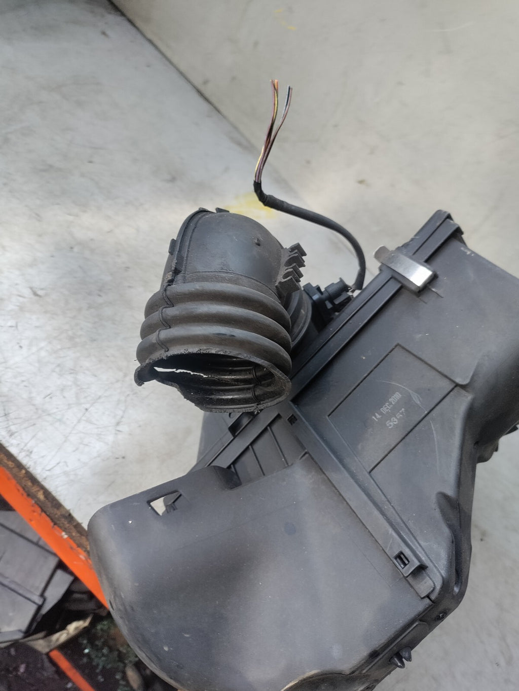 2010 BMW 3 SERIES E90 2.0 DIESEL AIR FILTER BOX 8512599