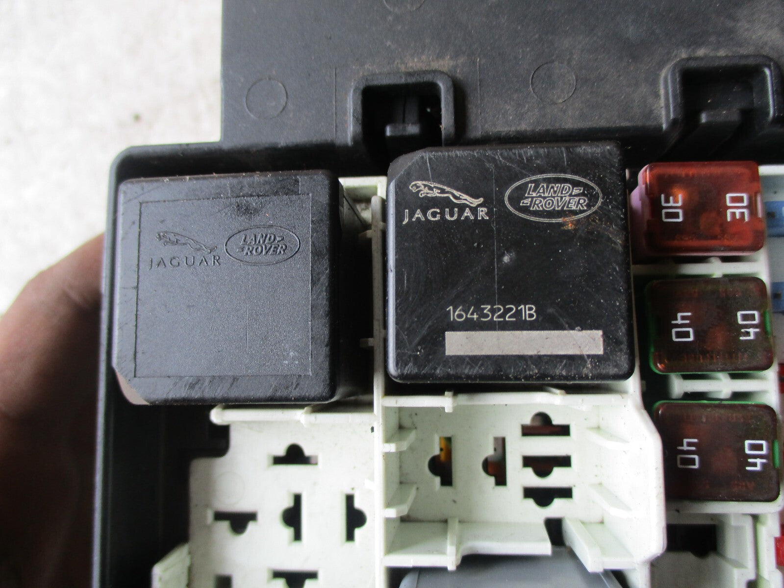 JAGUAR XE 2017 2.0 DIESEL FUSE BOX 1643221B