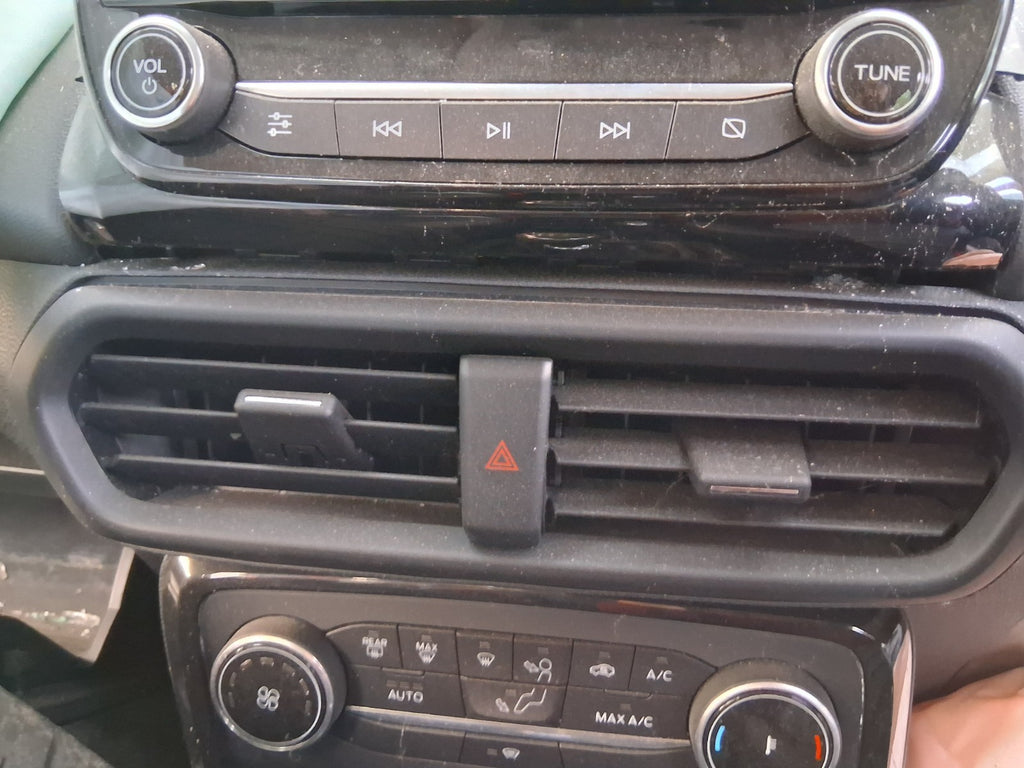 2021 FORD ECOSPORT MK2 DASHBOARD CENTRE AIR VENT WITH HAZARD SWITCH