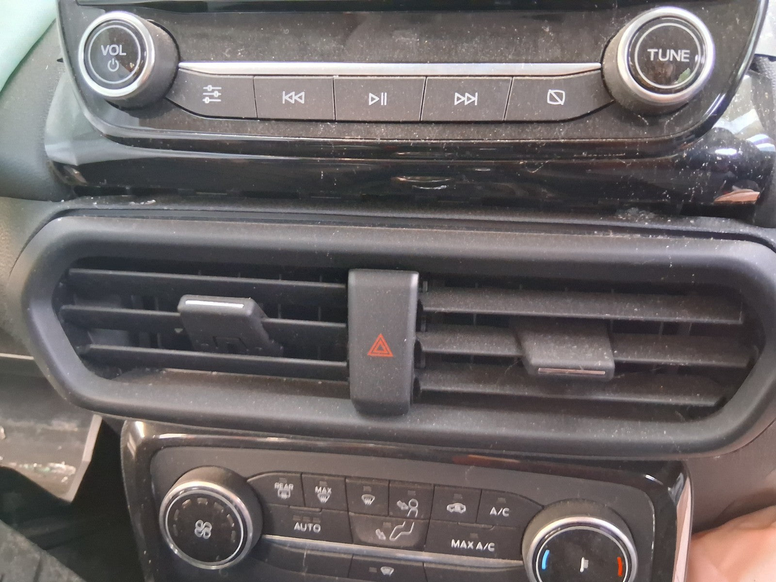 2021 FORD ECOSPORT MK2 DASHBOARD CENTRE AIR VENT WITH HAZARD SWITCH