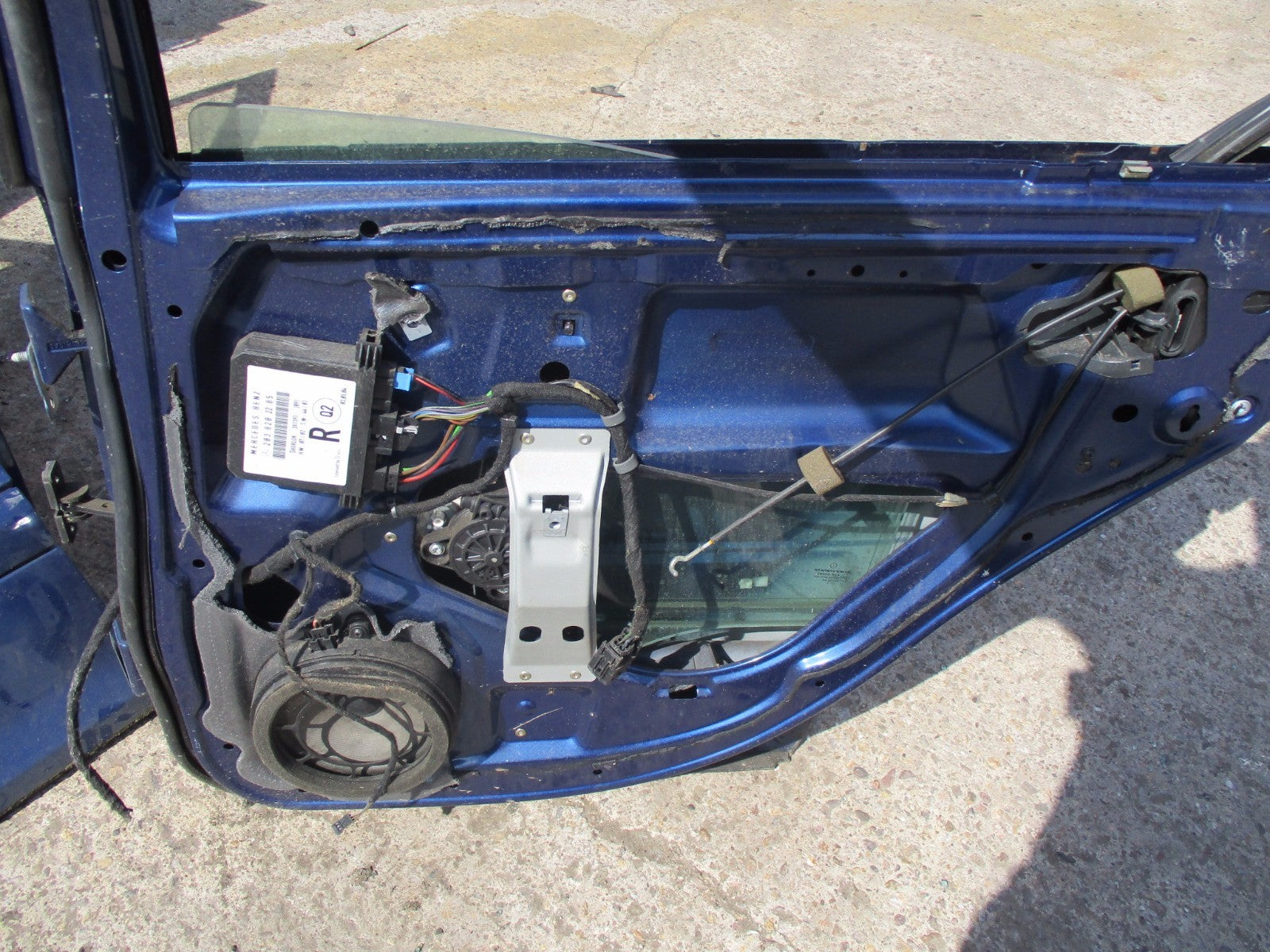 MERCEDES C CLASS W203 2001 OSR DRIVER SIDE REAR DOOR GLASS REGULATOR BLUE