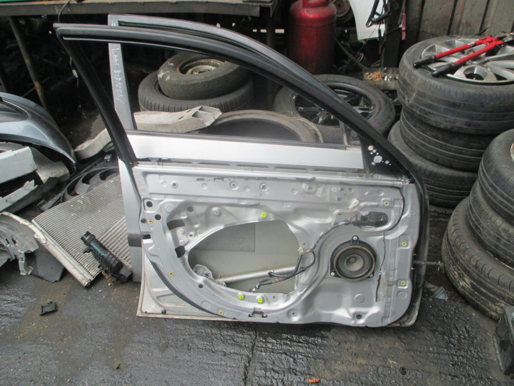 TOYOTA AVENSIS 1997 MK1 T220 NSF FRONT PASSENGER SIDE COMPLETE DOOR SILVER