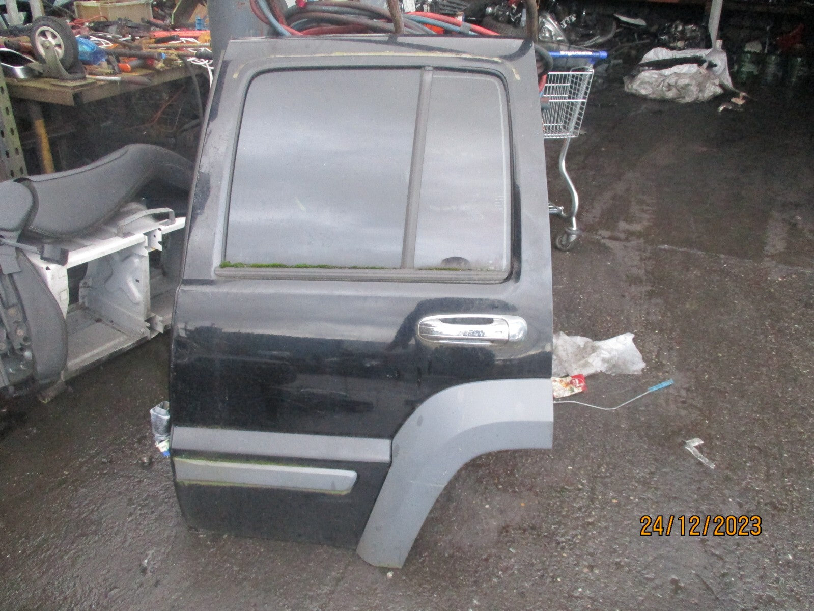 2006 JEEP CHEROKEE MK3 NSR PASSENGER SIDE REAR COMPLETE DOOR BLACK
